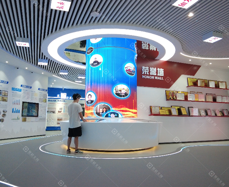 广州工商学院思政馆圆柱互动飞屏建设落地图.png