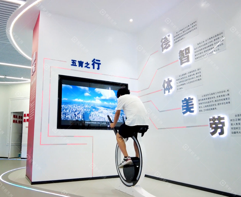 广州工商学院思政馆脚踏漫游展项设计.png