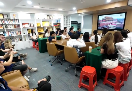 /ueditor/image/20250903/1756886005214419/聚桥文创组织观看2025年九三阅兵.png